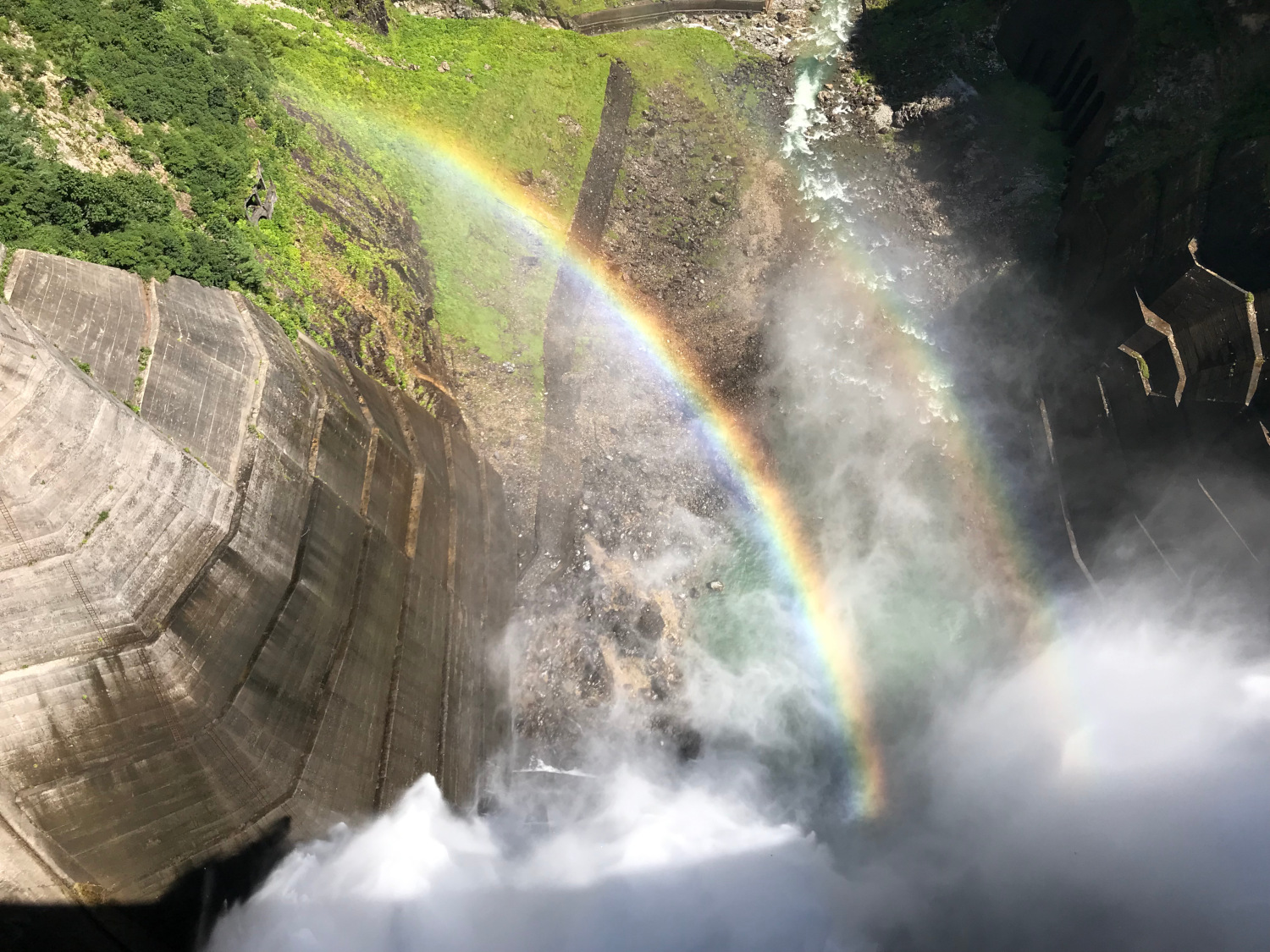 毎秒１０トンの放水にかかる虹