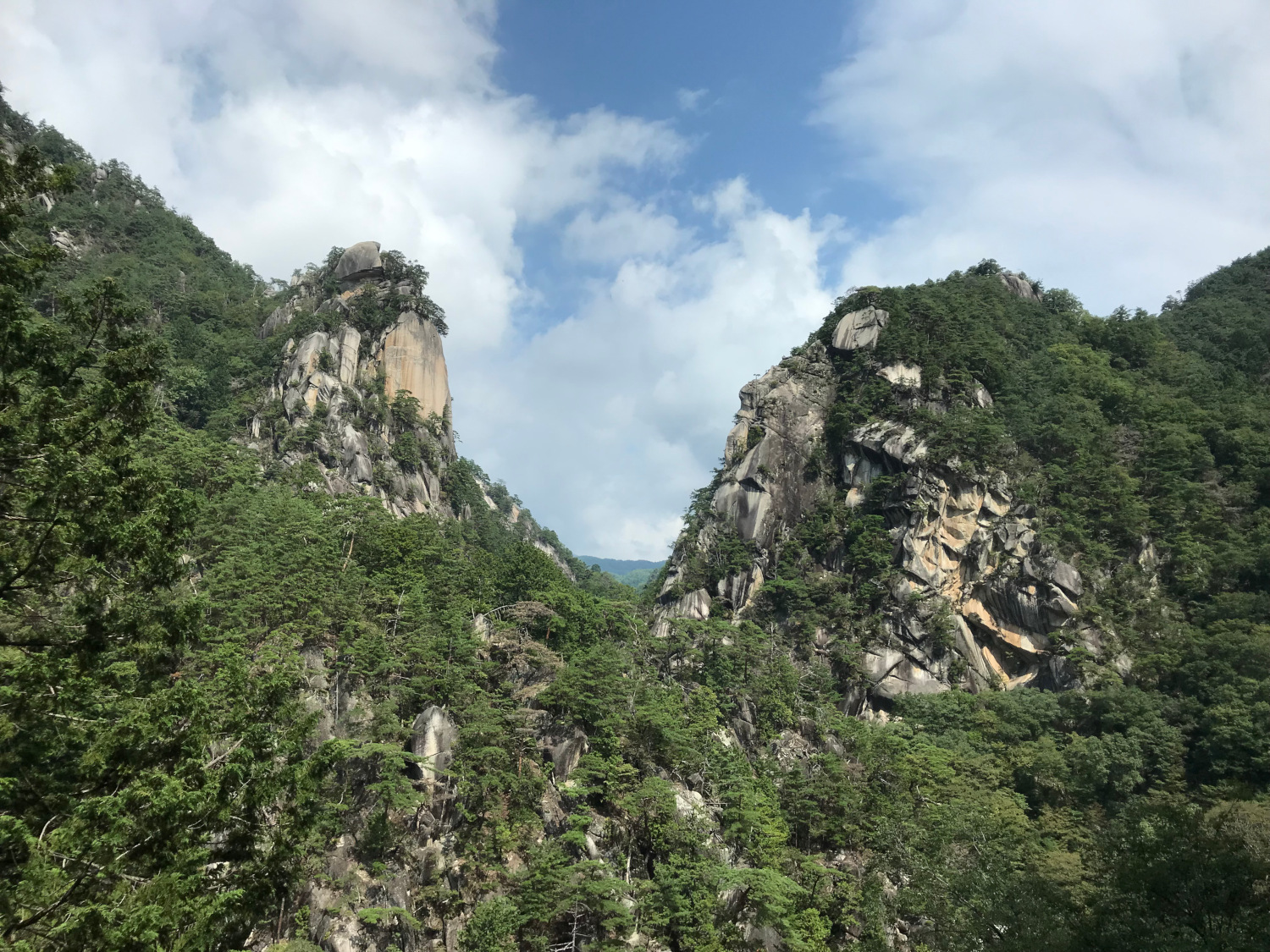「覚円峰」（左側）と「天狗岩」